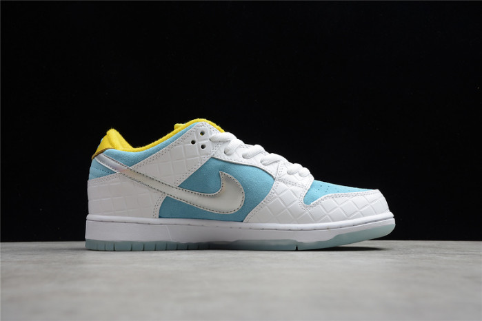 how the ftc x nike sb dunk low looks on-feet dh7687-400